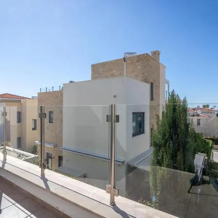 Townhouse Anita - Modern 2-br Coastal Retreat Near The Peyia