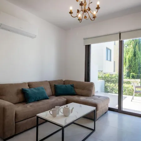 Townhouse Anita - Modern 2-br Coastal Retreat Near The Peyia