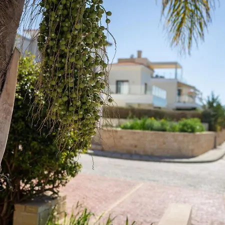 Townhouse Anita - Modern 2-br Coastal Retreat Near The Peyia