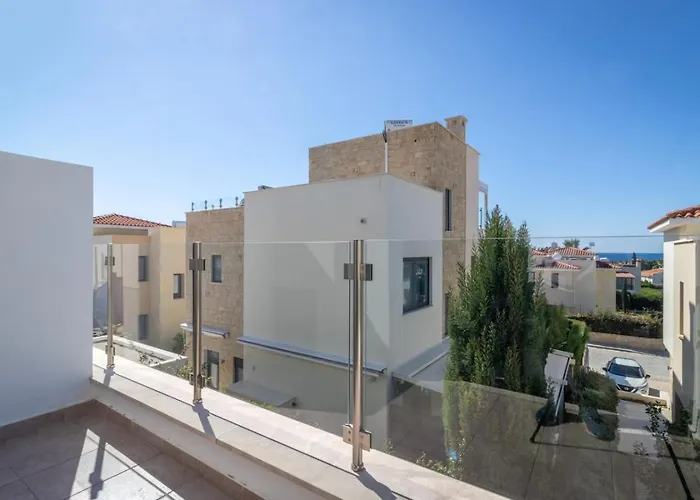 Townhouse Anita - Modern 2-br Coastal Retreat Near The Peyia