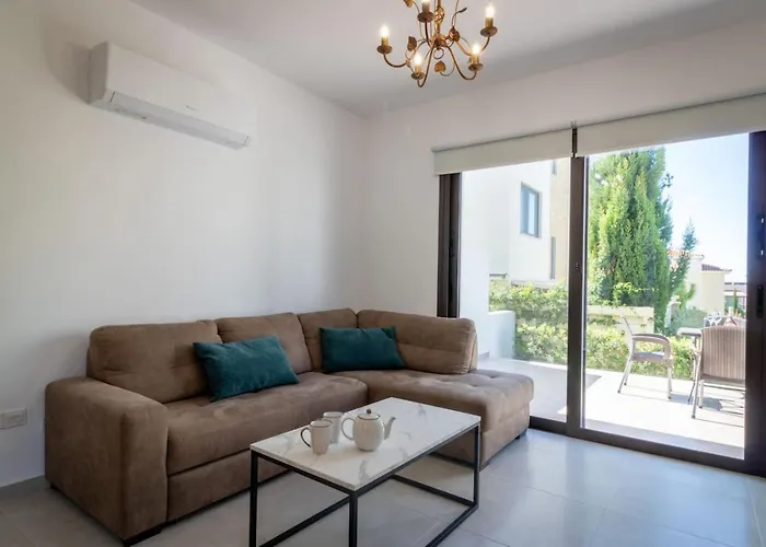 Townhouse Anita - Modern 2-br Coastal Retreat Near The Peyia
