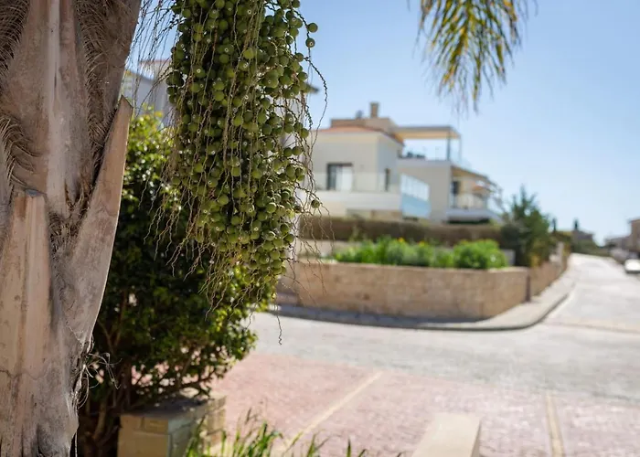 Townhouse Anita - Modern 2-br Coastal Retreat Near The Peyia