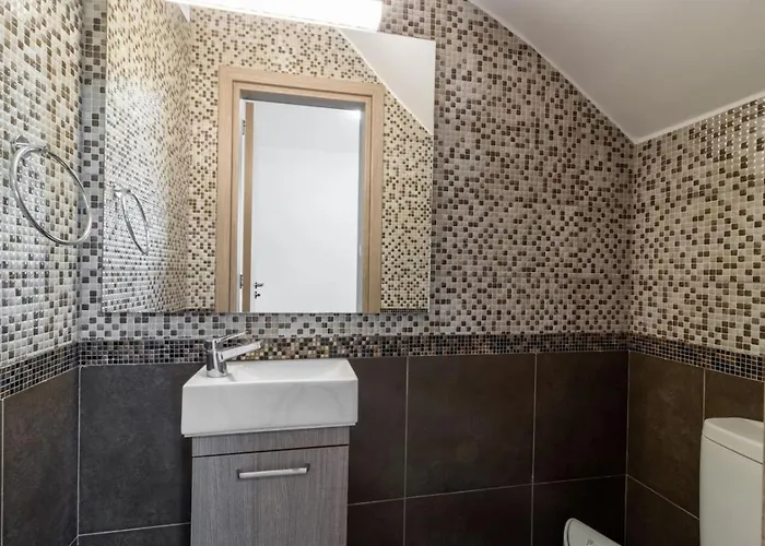 Townhouse Anita - Modern 2-br Coastal Retreat Near The Casa vacanze *