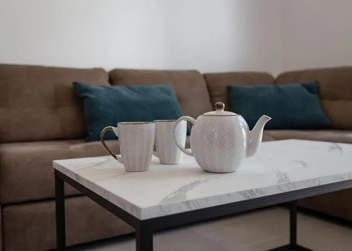 Townhouse Anita - Modern 2-br Coastal Retreat Near The Peyia