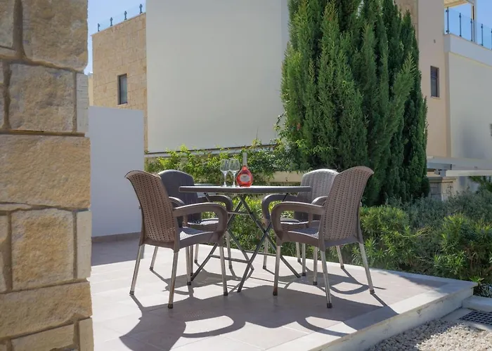 Townhouse Anita - Modern 2-br Coastal Retreat Near The Peyia