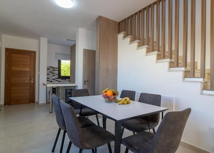 Townhouse Anita - Modern 2-br Coastal Retreat Near The Casa vacanze Peyia