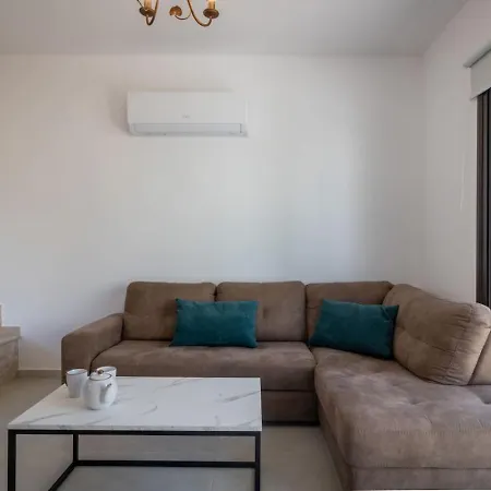 Townhouse Anita - Modern 2-br Coastal Retreat Near The Σπίτι διακοπών *