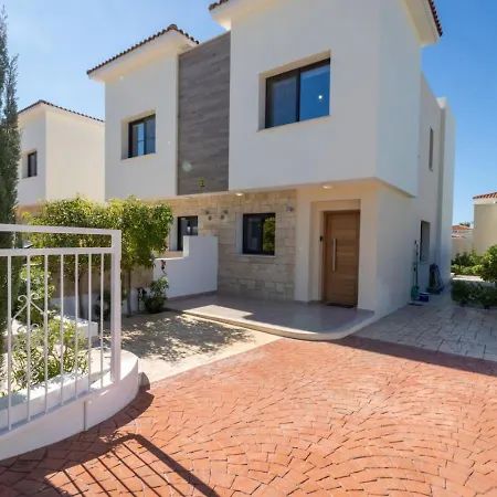 Townhouse Anita - Modern 2-br Coastal Retreat Near The Peyia