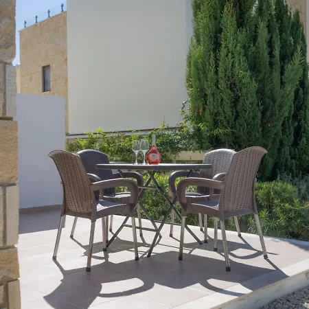 Townhouse Anita - Modern 2-br Coastal Retreat Near The Peyia